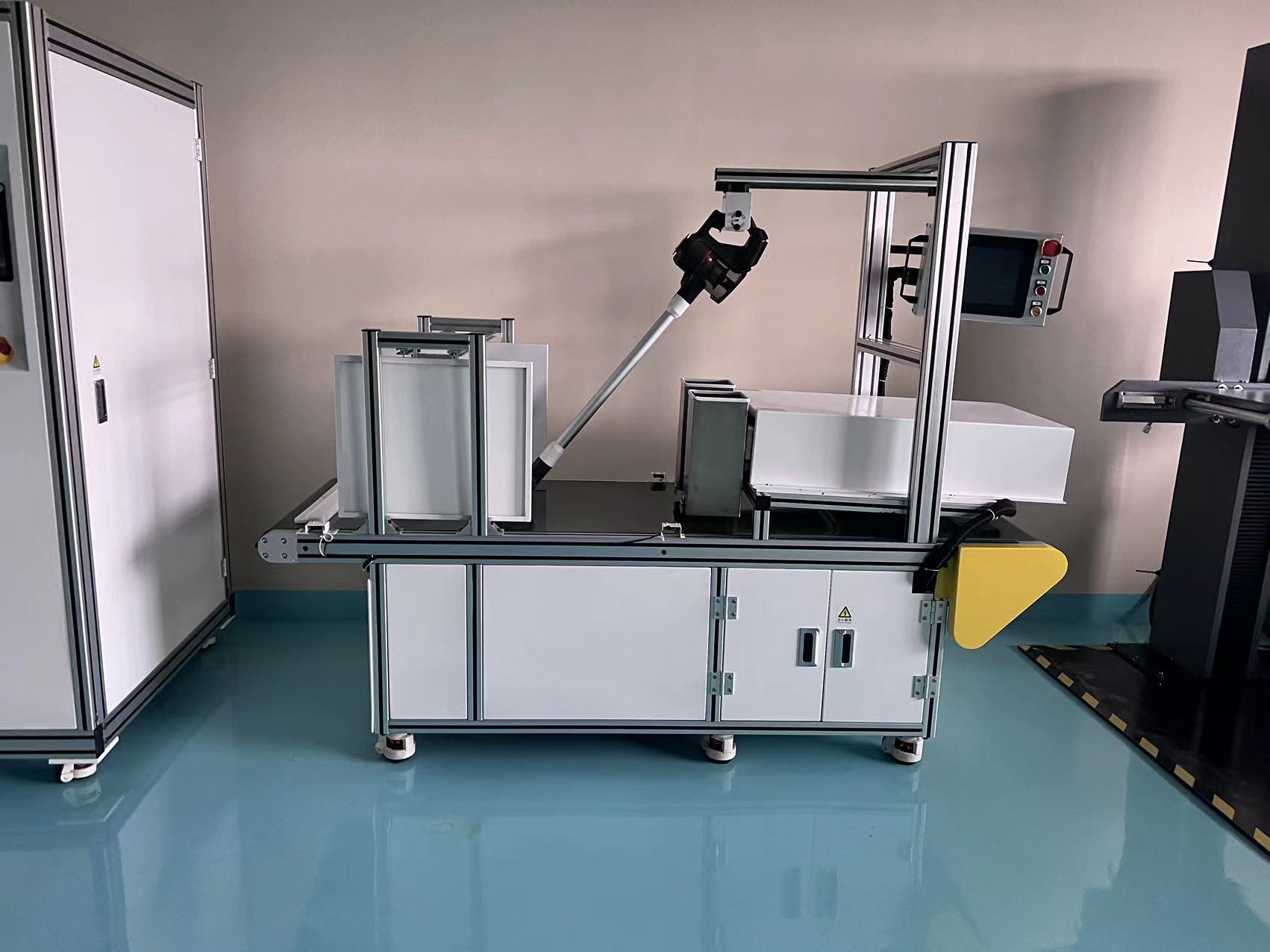 碰撞测试设备：模拟墙角，门槛撞击地刷头，进行破坏性测试